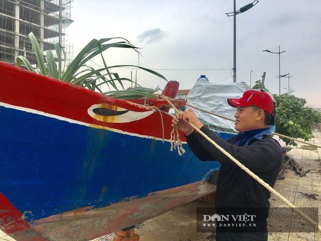 Ngư dân Quảng Bình chằng chống nhà, neo tàu “chạy đua” với bão số 13 - Ảnh 4.