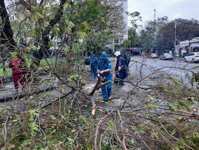 TT-Huế: Bão số 13 quật gục “cụ” cây xà cừ 13 cùng loạt cây xanh, nhiều nhà dân hư hại  - Ảnh 15.