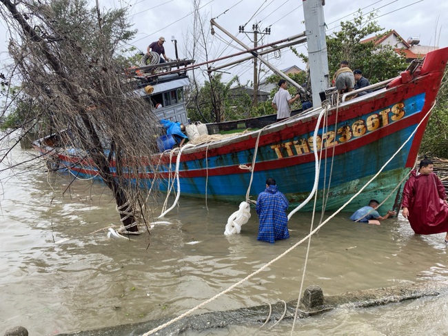 TT-Huế: Gần 4.500 nhà hư hại do bão, Chủ tịch tỉnh yêu cầu khẩn trương giúp dân khắc phục  - Ảnh 3.