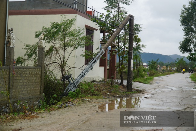 Quảng Bình: Cận cảnh trường học tốc mái, nhà dân bay ngói do bão số 13 - Ảnh 6.