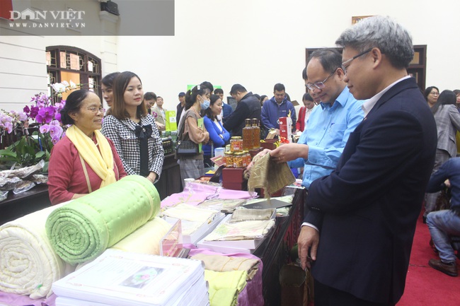 Hà Nội: Hơn 300 đặc sản OCOP được “gọi tên”, loại khăn lụa độc đáo, đắt hơn vàng khiến nhiều người thích thú - Ảnh 1.