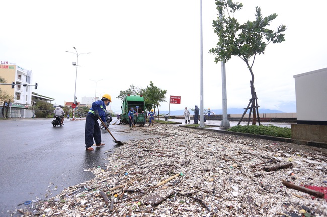 ẢNH: Bãi biển &quot;đẹp nhất hành tinh&quot; ngập ngụa trong rác sau bão số 13 - Ảnh 8.