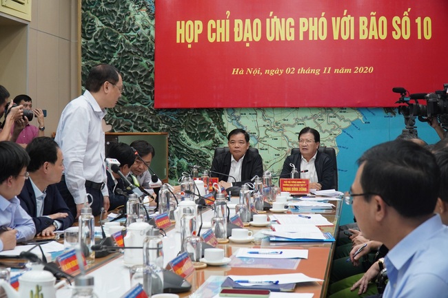 Phó Thủ tướng Trịnh Đình Dũng truy hỏi lãnh đạo Bộ TNMT về bản đồ đánh giá nguy cơ sạt lở đất - Ảnh 1.