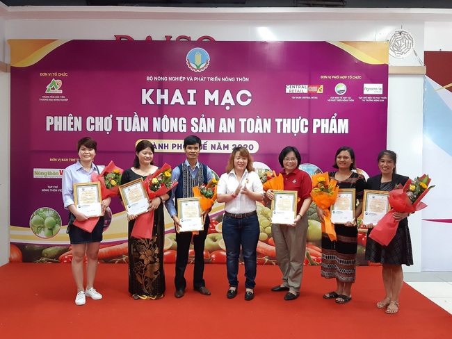 Huế: Tha hồ chọn mua nông sản chất lượng tại phiên chợ Tuần nông sản an toàn thực phẩm 2020 - Ảnh 3.