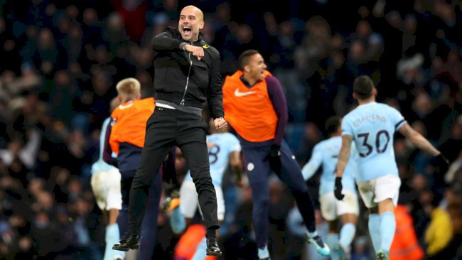 Toàn đội Man City hứng khởi sau hợp đồng mới của Pep Guardiola.