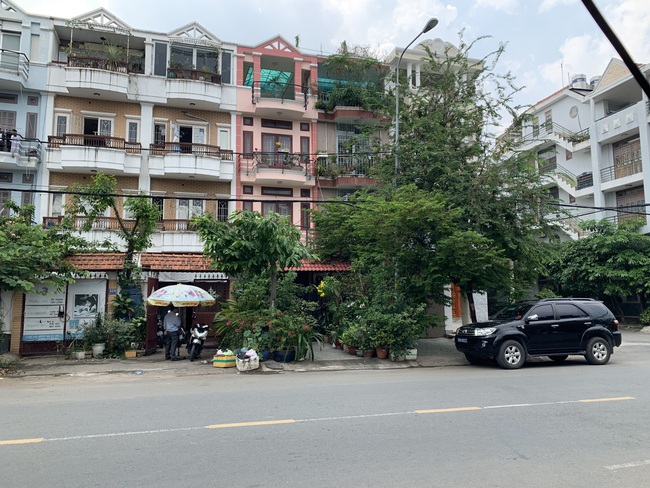 Lý do nguyên phó chánh văn phòng Thành uỷ TPHCM cùng 11 người bị khởi tố - Ảnh 2.