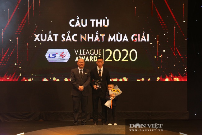 Văn Quyết nói gì khi đoạt giải Cầu thủ xuất sắc nhất V.League 2020? - Ảnh 2.