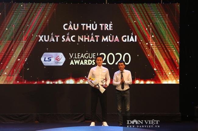 Văn Quyết nói gì khi đoạt giải Cầu thủ xuất sắc nhất V.League 2020? - Ảnh 5.