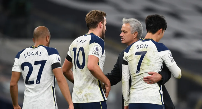 Mourinho ăn mừng cùng học trò sau chiến thắng.