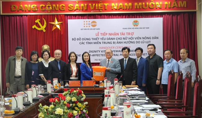 Trung ương Hội Nông dân Việt Nam: Tiếp nhận hơn 5.700 bộ đồ dùng thiết yếu cho nữ nông dân vùng lũ - Ảnh 1.