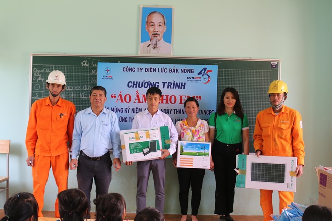 PC Đắk Nông: Tặng hệ thống chiếu sáng cho điểm Trường Tiểu học La Văn Cầu - Ảnh 2.