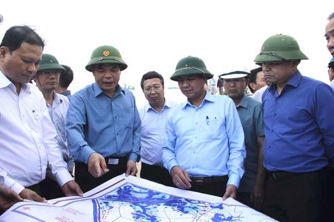 Thứ trưởng Nguyễn Hoàng Hiệp nói về 3 giải pháp căn cơ phòng tránh sạt lở đất - Ảnh 1.