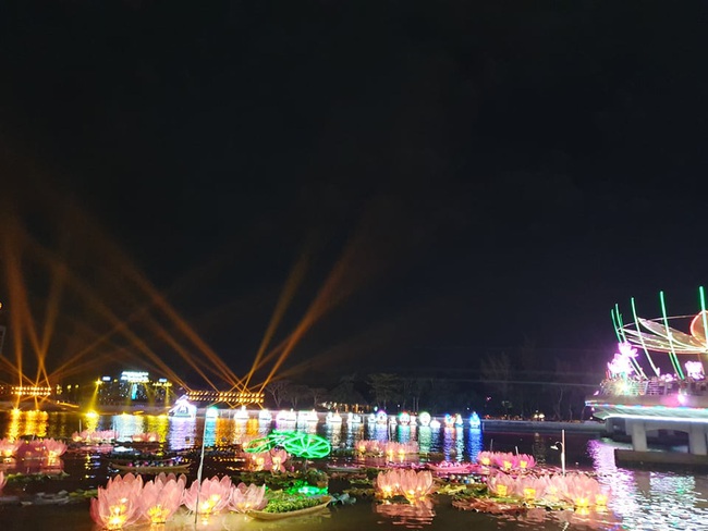 Khai mạc lễ hội ánh sáng quy mô lớn tại miền Tây - Ảnh 2.