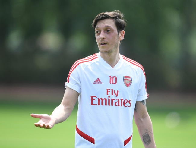 Ozil ngồi chơi xơi nước ít nhất tới tháng Giêng.