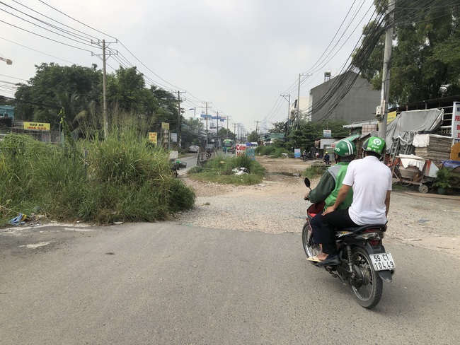 TP.HCM: Thi công cầu nữa chừng dừng lại, đường ngưng để đó khiến dân kêu trời! - Ảnh 6.