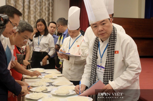 Cận cảnh chuyên gia đi tìm loại gạo ngon nhất Việt Nam 2020 - Ảnh 10.