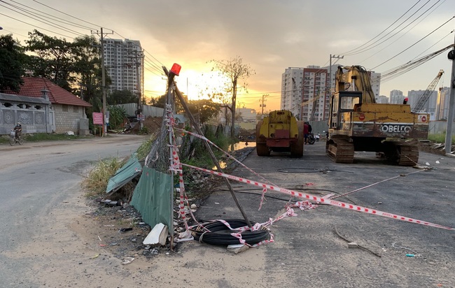 TP.HCM: Thi công cầu nữa chừng dừng lại, đường ngưng để đó khiến dân kêu trời! - Ảnh 7.