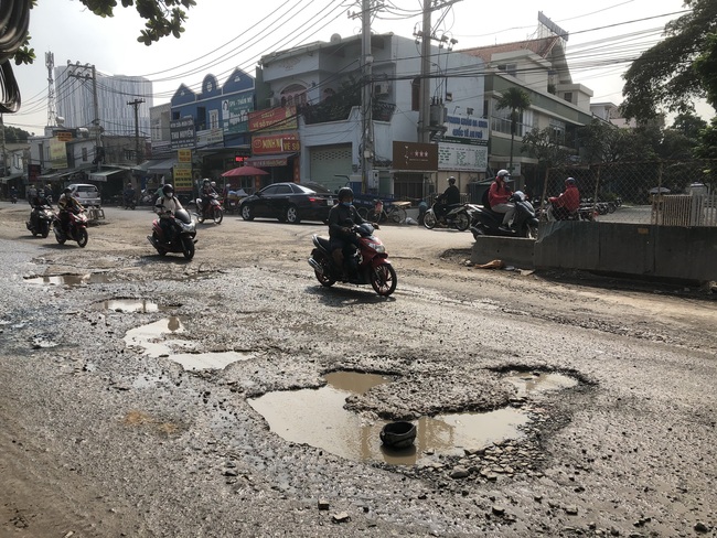 TP.HCM: Thi công cầu nữa chừng dừng lại, đường ngưng để đó khiến dân kêu trời! - Ảnh 5.