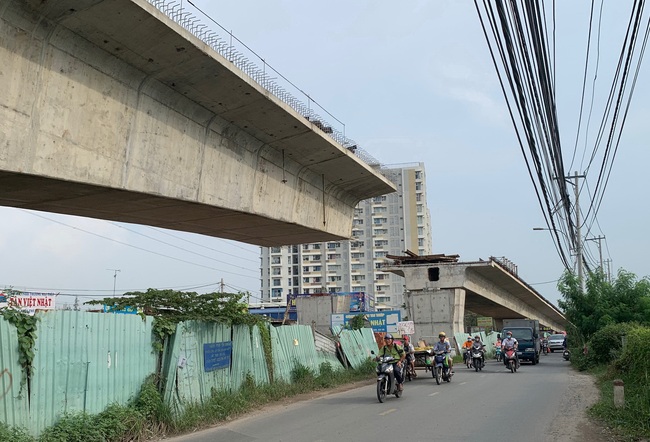 TP.HCM: Thi công cầu nữa chừng dừng lại, đường ngưng để đó khiến dân kêu trời! - Ảnh 2.