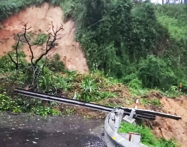 Đắk Lắk: Sụt lún, sạt lở nghiêm trọng trên quốc lộ 26 - Ảnh 1.