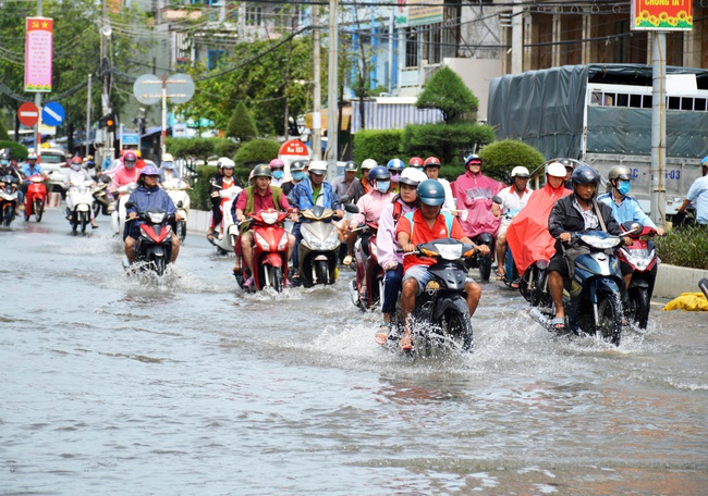 Cà Mau: Đường sá xuống cấp do ngập, cần trên 140 tỷ đồng để tu sửa - Ảnh 1.