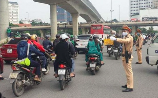 Hà Nội: Xe tải đâm tử vong người phụ nữ đi xe đạp rồi bỏ chạy - Ảnh 1.