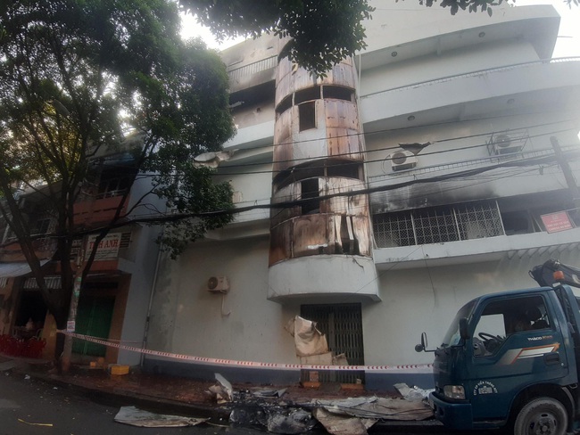 TP.HCM: Cứu sống 6 người trong căn nhà 4 tầng bị cháy dữ dội - Ảnh 1.