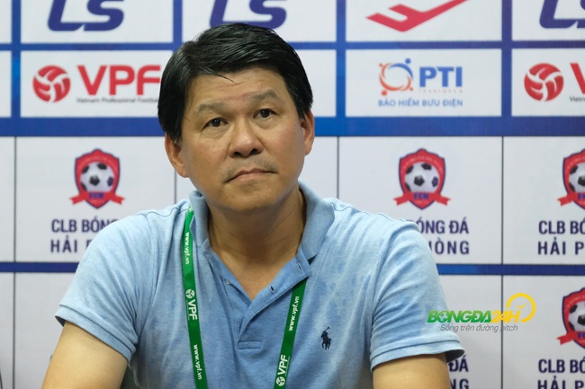 HLV Sài Gòn FC nổi nóng khi bị hỏi chuyện &quot;dâng điểm&quot; cho Hà Nội FC - Ảnh 1.