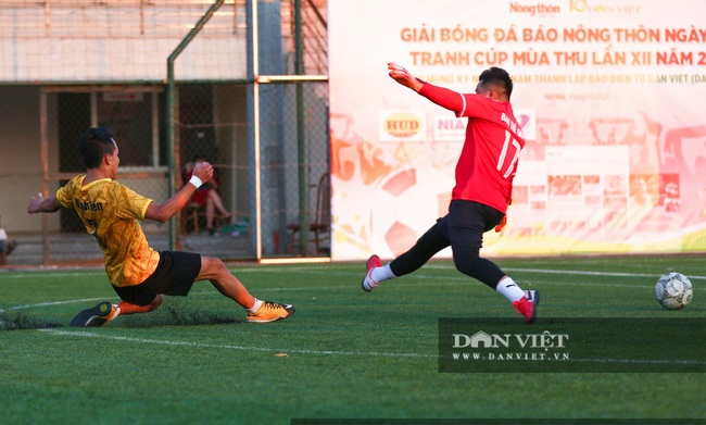 Hình ảnh đẹp 2 trận bán kết Giải bóng đá NTNN/Dân Việt lần thứ 12 - tranh Cúp Mùa Thu 2020 - Ảnh 1.