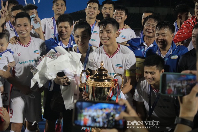 Bùi Tiến Dũng bất ngờ mang nhẫn kim cương cầu hôn Khánh Linh ngay sau khi vô địch V.League - Ảnh 2.