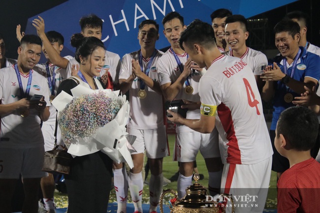 Bùi Tiến Dũng bất ngờ mang nhẫn kim cương cầu hôn Khánh Linh ngay sau khi vô địch V.League - Ảnh 3.