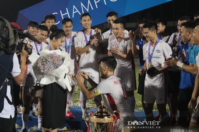 Bùi Tiến Dũng bất ngờ mang nhẫn kim cương cầu hôn Khánh Linh ngay sau khi vô địch V.League - Ảnh 4.