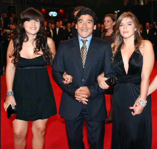 Hai cô con gái lớn của Maradona.