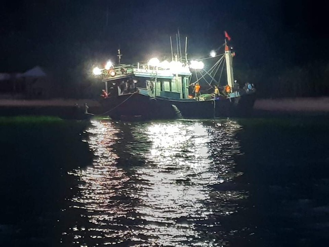  Quảng Nam: Vượt sóng lớn cứu 12 ngư dân Bình Định gặp nạn trên biển - Ảnh 1.
