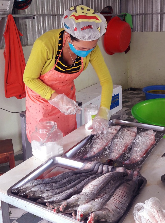Sản phẩm từ cá thát lát ở Hồng Dân có gì đặc biệt mà mỗi tháng bán ra cả tấn?   - Ảnh 1.