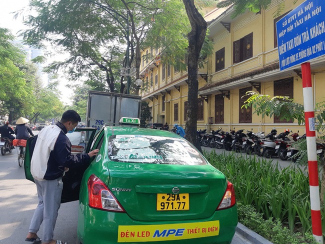 Hà Nội sẽ tăng điểm đón - trả khách cho taxi - Ảnh 1.