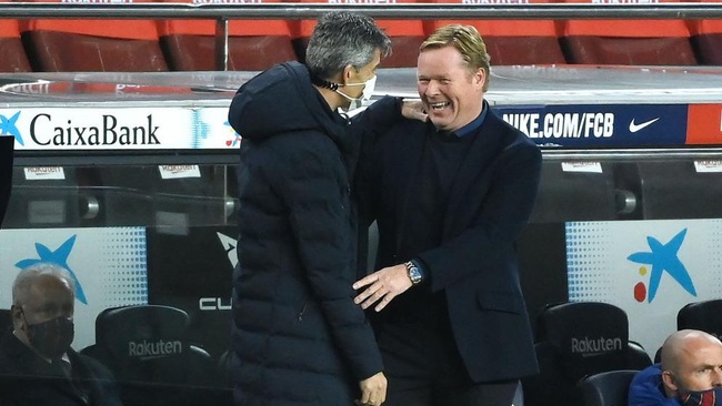 Koeman cười tươi sau khi trọng tài thổi còi mãn cuộc.