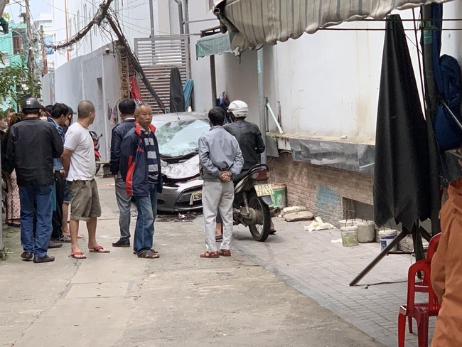 Rơi từ tầng 20 khách sạn trúng đầu ô tô, người đàn ông tử vong tại Đà Nẵng - Ảnh 1.
