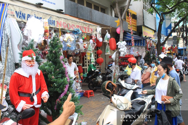 Người Sài Gòn tấp nập đi mua đồ trang trí Giáng sinh - Ảnh 1.