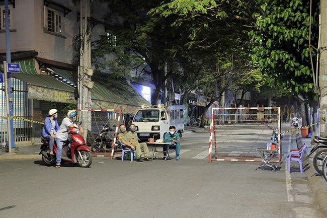 TT-Huế: Nguy cơ lây lan Covid-19 rất cao, yêu cầu xử phạt nghiêm người không đeo khẩu trang  - Ảnh 2.