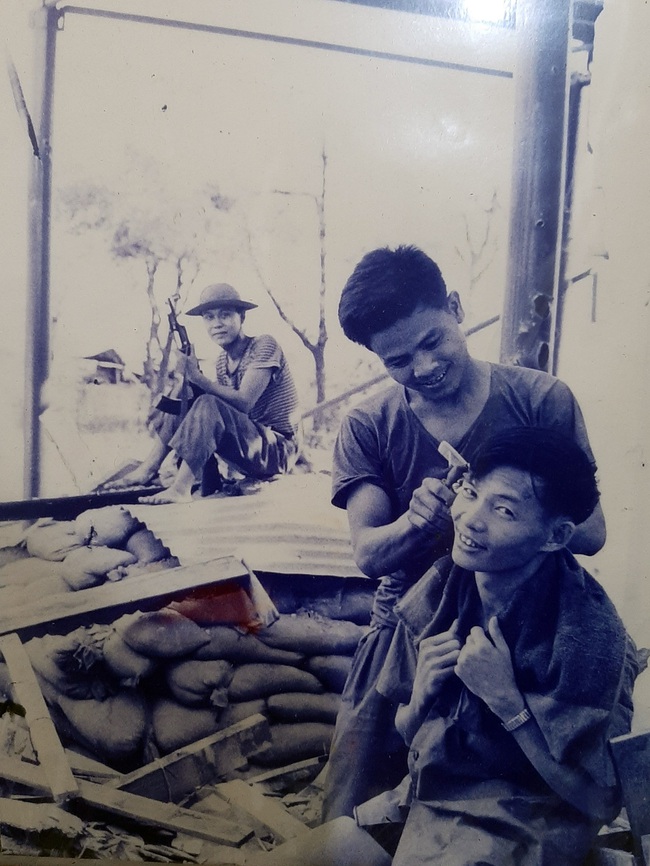 Kỷ niệm 76 năm ngày thành lập quân đội nhân dân Việt Nam (22/12/1944 - 22/12/2020): Chuyện về bức ảnh “làm đẹp trong trận địa” - Ảnh 3.