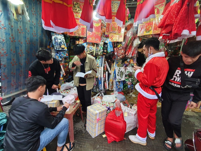 Đà Nẵng: Ông già Noel đội mưa tất bật &quot;chạy show&quot; tặng quà cho Giáng sinh - Ảnh 1.