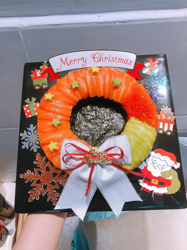 Khách chi tiền triệu mua bánh khúc cây bằng sushi ăn Giáng sinh, cô chủ 9X Sài Gòn &quot;hốt bạc&quot; - Ảnh 3.