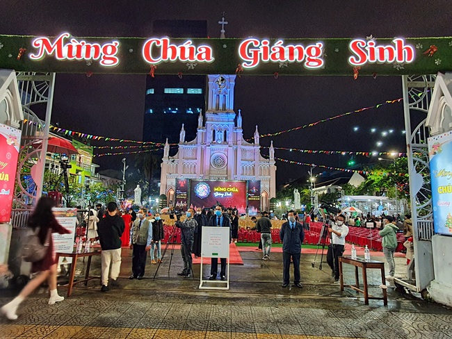 Đà Nẵng: Người dân vui chơi Noel vẫn không quên mang khẩu trang - Ảnh 2.