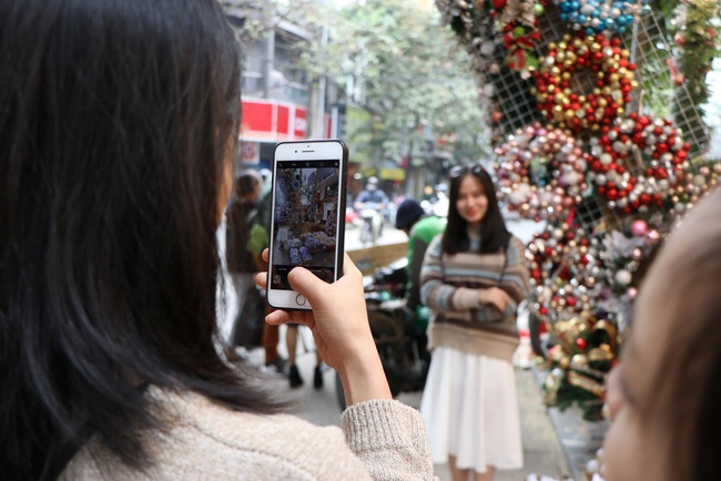 Người dân đua nhau tạo dáng đón Noel, tiểu thương nhăn nhó treo biển “không chụp ảnh” - Ảnh 13.