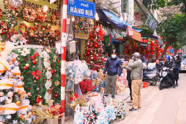 Người dân đua nhau tạo dáng đón Noel, tiểu thương nhăn nhó treo biển “không chụp ảnh” - Ảnh 3.