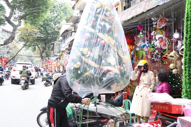 Người dân đua nhau tạo dáng đón Noel, tiểu thương nhăn nhó treo biển “không chụp ảnh” - Ảnh 5.