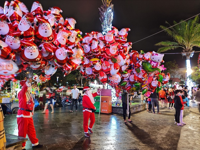 Đà Nẵng: Người dân vui chơi Noel vẫn không quên mang khẩu trang - Ảnh 7.