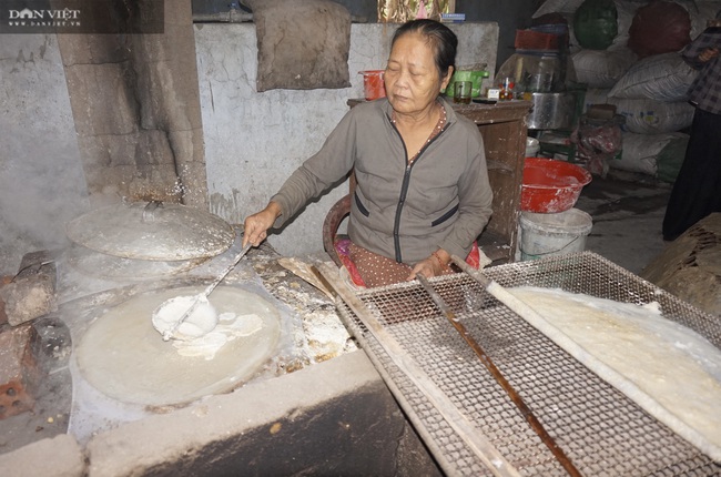 Đà Nẵng: Chạy đua với hàng Tết, 2h sáng làng bánh tráng đã đỏ lửa - Ảnh 5.