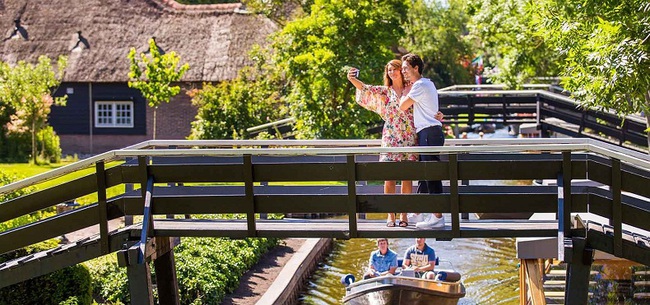 Giethoorn - thị trấn đẹp như tranh vẽ cùng phương tiện di chuyển duy nhất là... thuyền - Ảnh 3.